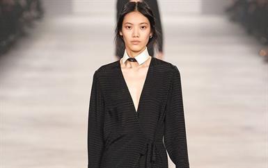 هذا رأينا بأول مجموعة لفندي من تصميم ماريا غراتسيا كيوري